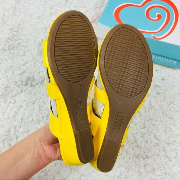 NIB Alaruba Yellow Patent Leather sling back Sandals size 7 - Picture 10 of 13